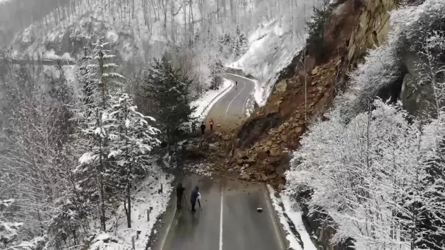 DN 10 Braşov - Buzău: traficul rămâne blocat, continuă să cadă bucăţi din stâncă, la Siriu