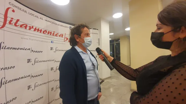 Consilierul primarului Braşovului la capitolul Cultură, protagonistul unui road-movie muzical despre „pianul său călător”