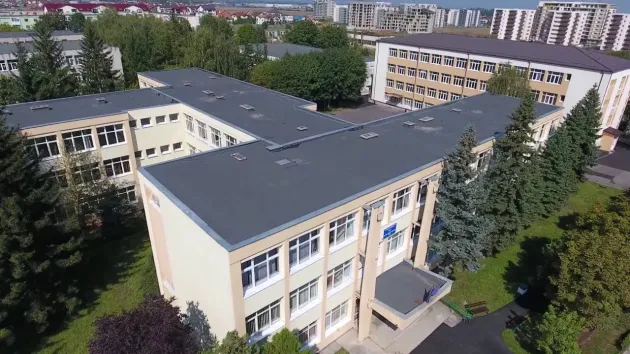 Punctele de recoltare a probelor pentru teste rapide COVID-19 din trei școli din municipiul Brașov, închise până în vacanța de primăvară