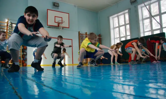 Masca nu este obligatorie pentru orele de sport care se desfăşoară în spaţiul exterior