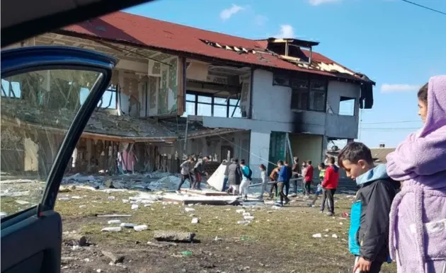 Prăbuşită înainte de inaugurare 
