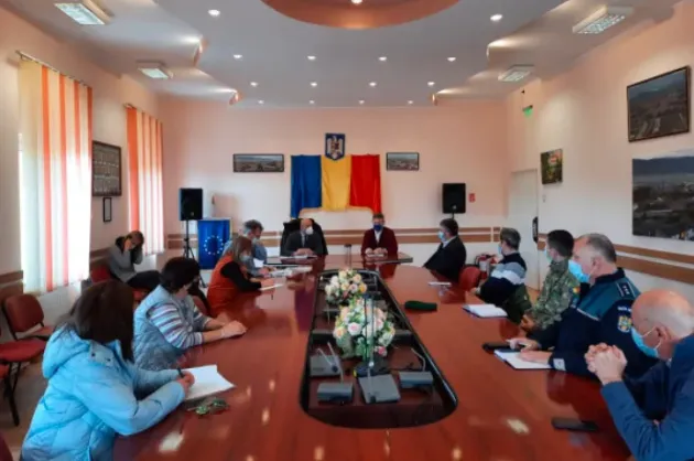 Doar în grupuri de maxim 4 pe străzile Ghimbavului. La slujbele religioase, nu toţi enoriaşii vor prinde un loc în biserică  