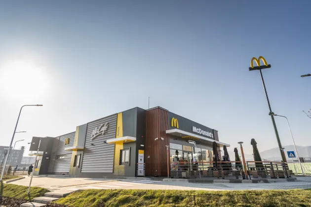 McDonald’s nr. 5, deschis la Braşov: primul dotat cu ecrane digitale pe linia Drive