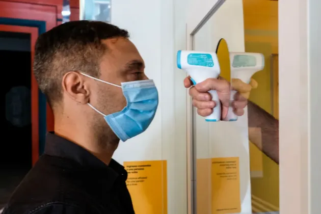 Deşi e incidenţă de carantină în Braşov, şcolile îşi vor suspenda activitatea cu prezenţă fizică după depăşirea pragului de 6 la mie