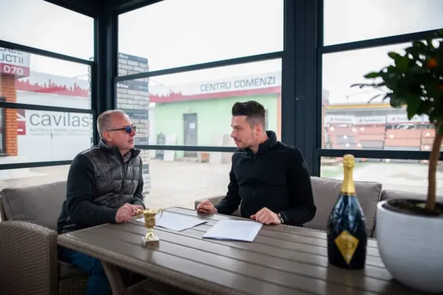 Pilotul braşovean Octavian Ciovică a semnat de ziua lui contractul de „ambasador” al unei firme din Braşov