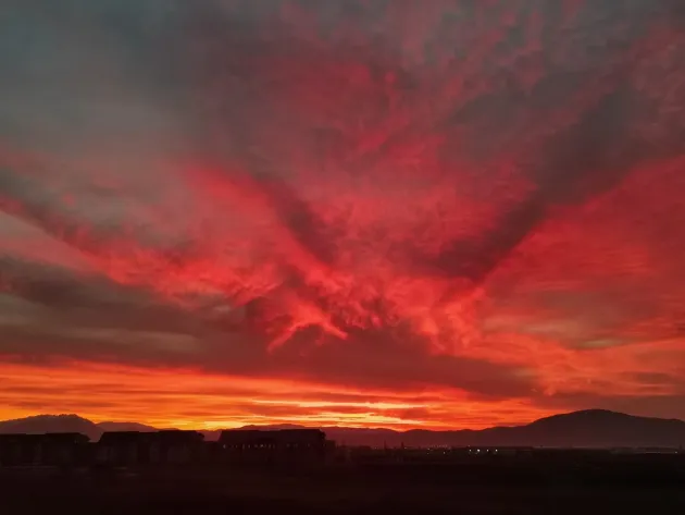 „Cerul aprins” de la Brașov. „Șevaletul lui Dumnezeu”, semn bun, semn rău? 
