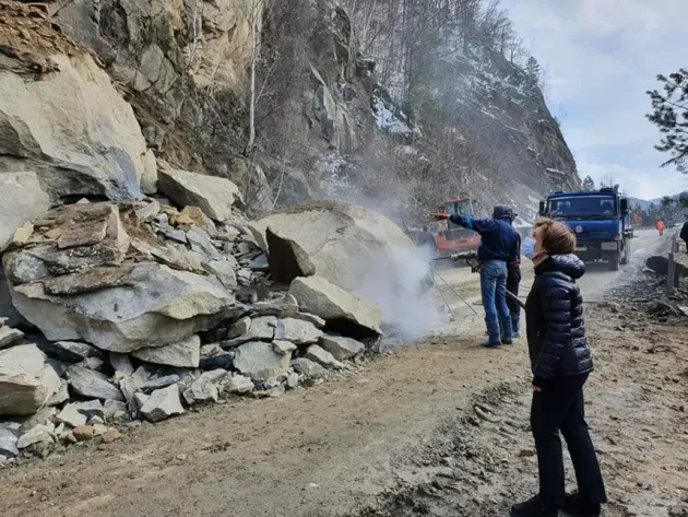 DN 10, Braşov - Buzău: 6 explozii, 100 de kg de trotil pentru a detona stânca de 300 de tone