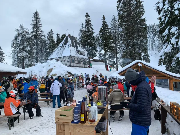 Noile reguli anti-Covid în Poiana Braşov: Terasele aflate la mai puţin de 100 m distanţă de pârtie vor fi închise în weekend