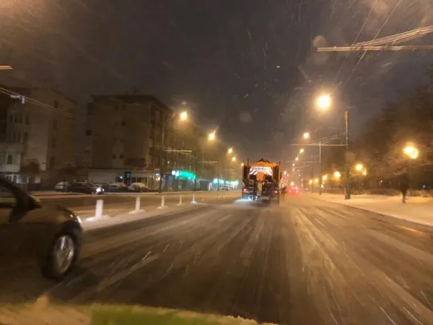 Primăvara e mai rău ca iarna. „Zăpada mieilor”, schimb de 36 de ore pentru drumarii şi pompierii din Braşov