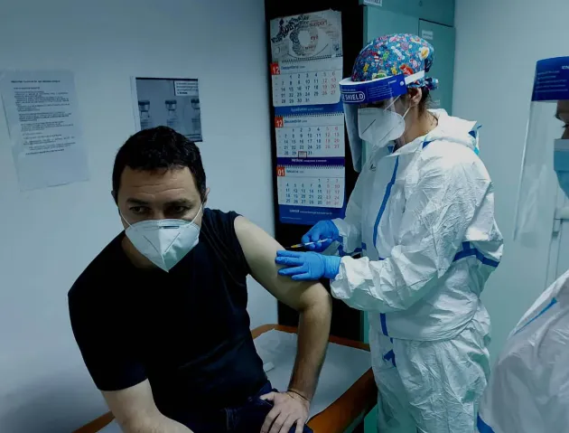 Ce se întâmplă cu românii vaccinaţi cu prima doză, dacă se opreşte vaccinarea cu AstraZeneca