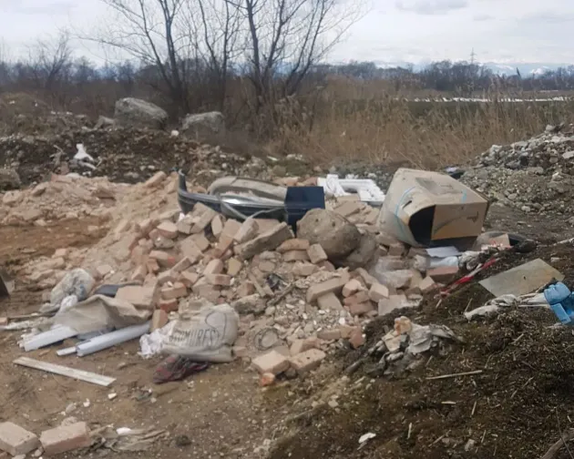 Urma gunoiului i-a dus la şantierul ilegal