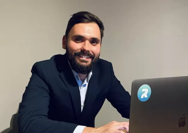 A absolvit cu 10 Informatica, la Braşov. Bogdan Demeny a atras o investiţie de 450.000 de euro pentru dezvoltarea unui Tinder pentru iubitorii de tenis