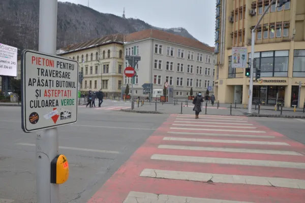Începe securizarea zebrelor la Braşov: 8 „la comandă”, 14 cu „tunel de lumini”. Semaforizarea în Braşov se va face de acum cu „Buton Covid”, pe care nu-l mai atingem
