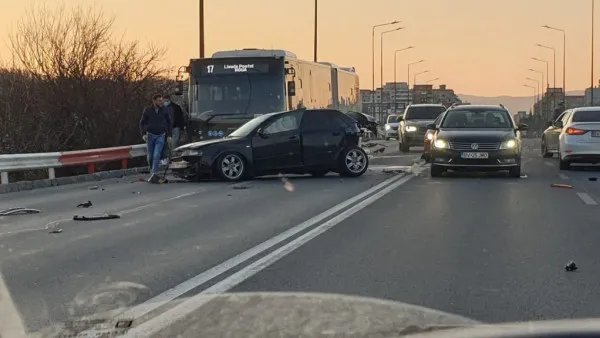 Au blocat intrarea în Brașov: Autobuzul 17 și două mașini „feliate”. Un impact violent, în câteva secunde: aruncat în autobuz, s-a oprit, tot în autobuz, după o rotire la 360 de grade