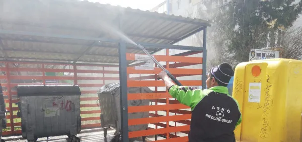 Braşovul, în curăţenie generală. Peste 150 de străzi au fost salubrizate de către angajaţii Comprest SA în prima săptămână a Campaniei „Luna Curăţeniei”, demarată de Primăria Braşov