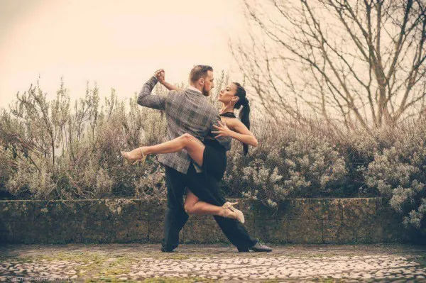 O premieră la Opera Braşov, pe care o vom vedea tot de acasă: „Primăvara” lui Vivaldi şi „Primăvara” lui Piazzolla, cu campioni la tango