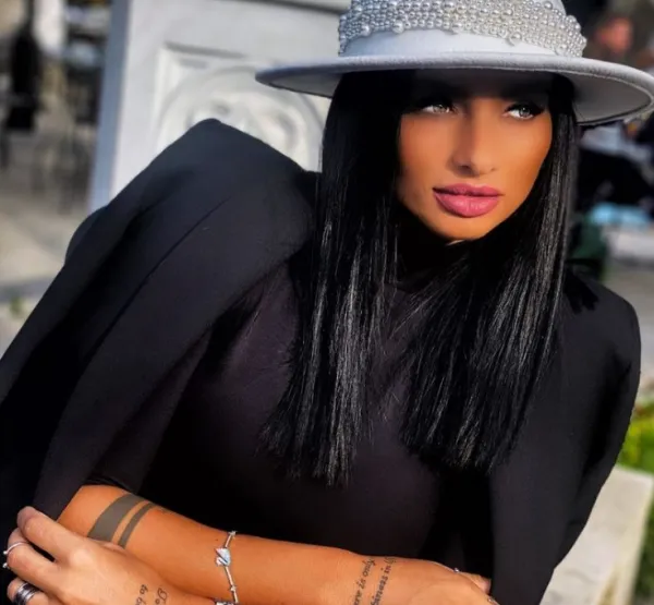 O războinică de la Brașov a acceptat provocarea dominicană. Are 34 de ani, e divorțată și își crește singură copilul. A devenit antrenoare de fitness după ce a slăbit 30 kg într-un an