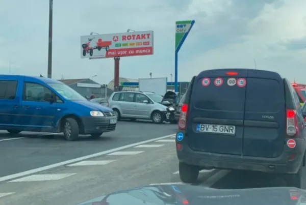 Bartolomeu: S-au întâlnit și s-au despărțit în intersecție. Mașinile - aruncate la două benzi distanță, pentru un șofer a fost chemat SMURD-ul
