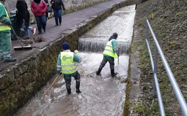 După o scurtă „vacanţă de iarnă”, Braşovul a reintrat în curăţenia de primăvară: în fiecare zi, cu 240 de muncitori pe stradă
