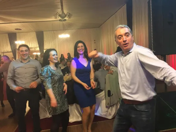 Care-i şef în sat: poliţistul sau primarul? La Comăna - organul, care i-a pus cătuşele edilului ce striga că-l omoară