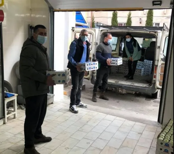 Aprobat, livrat, distribuit în aceeaşi zi: 38.000 de lei la Banca pentru Alimente, iaurtul pe o zi al elevilor din Braşov