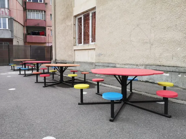 Aşa arată o curte de şcoală după un sondaj „tu ce ai vrea să faci în pauză?”