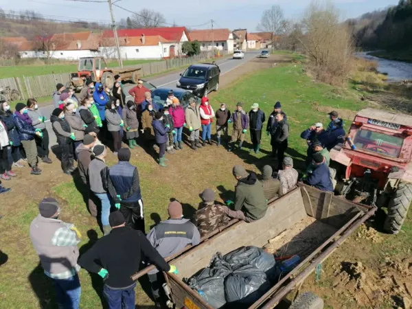 Provocarea „Mănuşa de Aur”: 5.000 de oameni au strâns peste 100 de tone de gunoaie din Ţara Făgăraşului