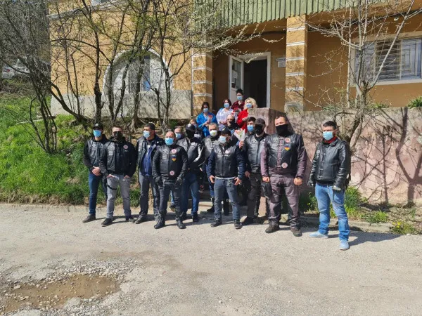 Flori, de Florii: De la „motociliştii urâţi”, un altfel de „mulţumesc” pentru doctoriţele, asistentele şi îngrijitoarele de la spitalul suport Covid din Stejeriş
