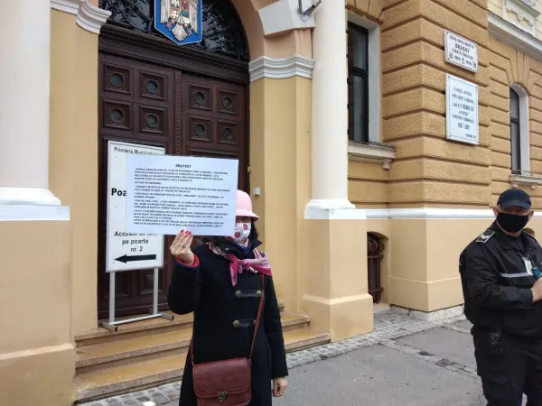 Protest în faţa Primăriei Braşov pentru mult-promisul monument al Eroilor Revoluţiei