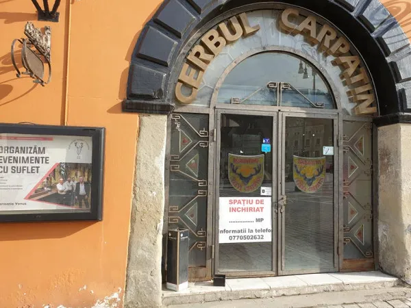Aşa arată falimentul: Braşovul, plin de afişe „de închiriat”. Cine n-a avut terasă, a cam pus lacătul  pe uşă