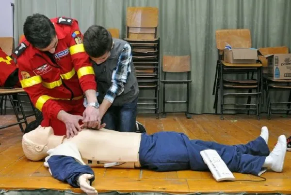 Curs de resuscitare în şcolile gimnaziale. Proiectul pilot a fost la Braşov, iar un părinte mai trăieşte acum datorită copilului său