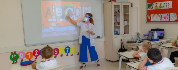 Adevărata faţă a şcolii din Braşov: elevi plictisiţi, profesori prea mulţumiţi de ei. O falie care se adânceşte şi care deja ne costă: 4 din 10 copii au ajuns să facă meditaţii