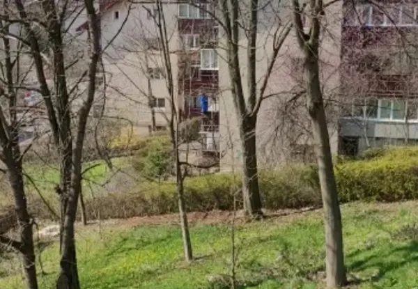 Alpiniste „de Paşte”: a început etapa de „sport extrem” pentru spălarea geamurilor la înălţime