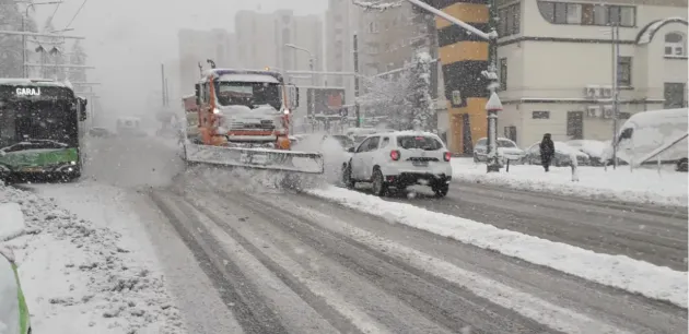 Deszăpezirea 30 de centimetri în 3 ore de trafic de vârf. Azi dimineață, la Brașov