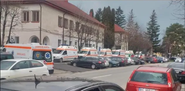 „Nu, nu sunt parcări”. Ministrul Sănătăţii ne trimite poze care să ne arate cum e cu Covidul la Braşov