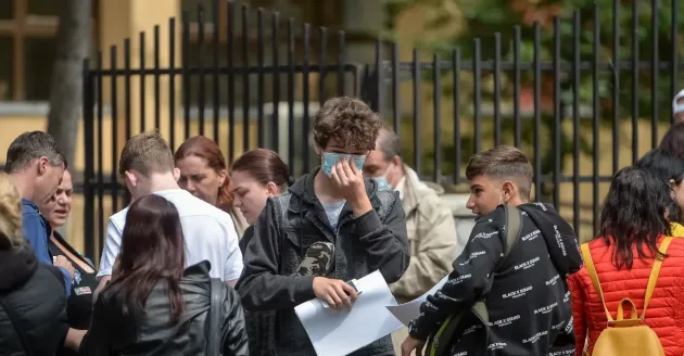 Cum se îmbată Ministerul Educaţiei cu apă rece: Cele mai bune rezultate la simularea Evaluării Naţionale, din ultimii 6 ani
