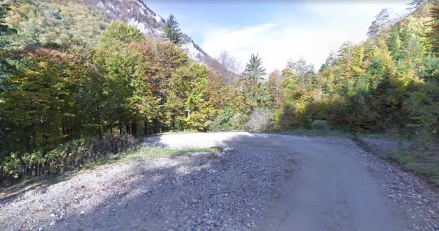 Drum mai bun de la Zărneşti spre satul Peştera