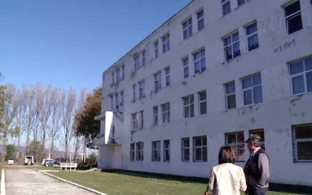 A căzut de la etajul 1, „cules” de pompieri de pe o ţeavă de gaz