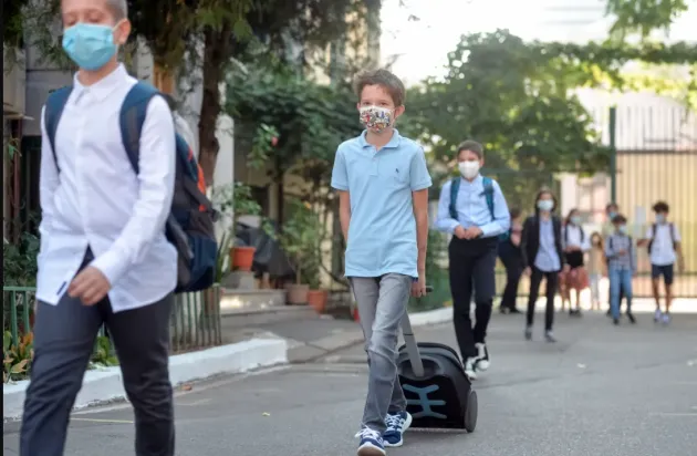 Contractul de şcolarizare din 2021 - 2022: cu asumarea „negru pe alb” a predării şi evaluării on-line
