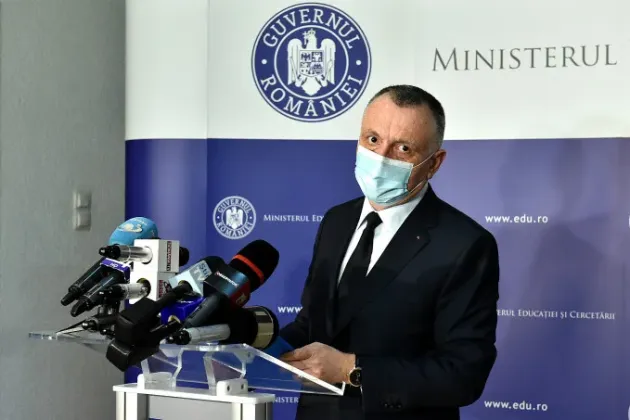 Oficialii de la Educaţie şi Sănătate continuă sfada. Premierul face pe arbitrul