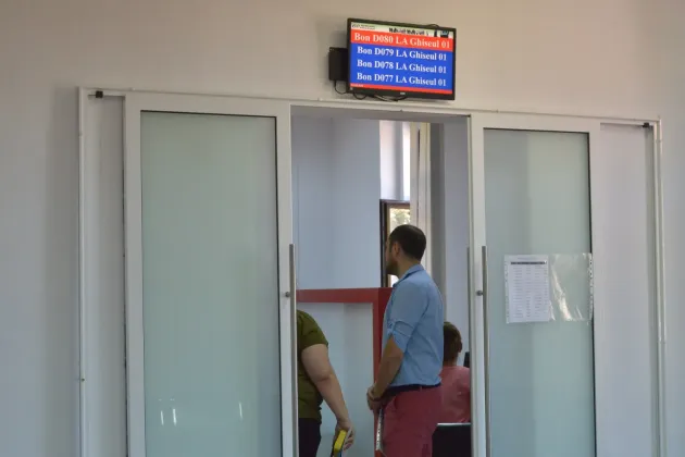 Criză de buletine în Braşov şi toată ţara. Cărţile de identitate nu se mai eliberează la 7 zile, ci la 30 de zile