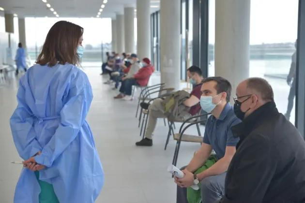 Dacă nu vă e frică de boală, din responsabilitate: Primarul Allen Coliban s-a vaccinat în ședință publică anti Covid 19. A ales Pfizer și are un mesaj pentru toți brașovenii