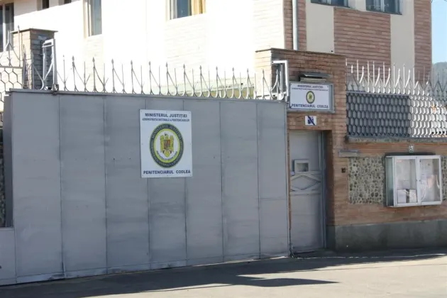 16 luni de închisoare pentru că a furat o maşină şi a condus-o fără permis