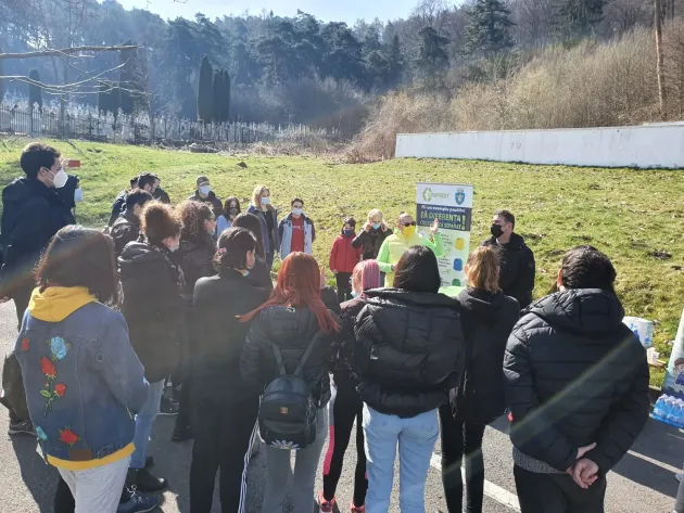 120 de saci cu deșeuri strânși în urma unei ample acțiuni de ecologizare derulată în zona Șprenghi de către operatorul de salubrizare Comprest împreună cu studenți ai Facultății de Mediu