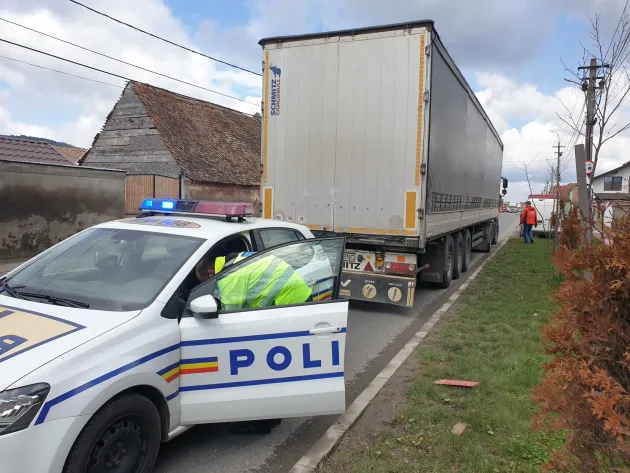 A şters TIR-ul strada cu el, dar a scăpat teafăr, cu câteva zgârieturi