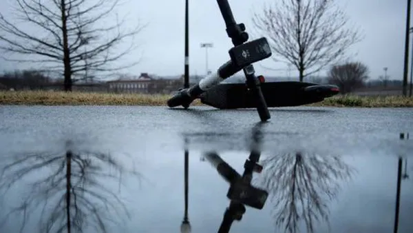 Bărbatul cu trotineta „învins” de femeia cu portiera