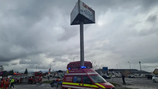 Şi-a strigat sfârşitul de la 30 de metri înălţime. După o oră şi o negociere cu poliţistul de la Forţe Speciale, a fost coborât, în siguranţă, cu autoscara pompierilor