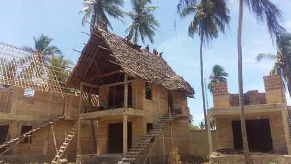 A copilărit în Săcele, iar acum îşi ridică un resort în Africa