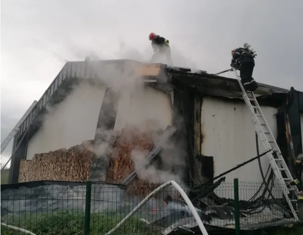 Vulcan: Incediu la hotel, focul le-a distrus sala de conferințe