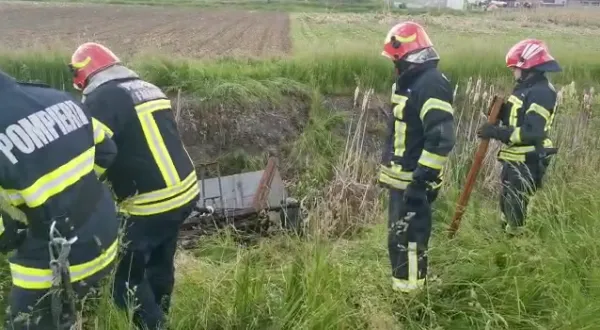 Și-a scăpat căruța în canal